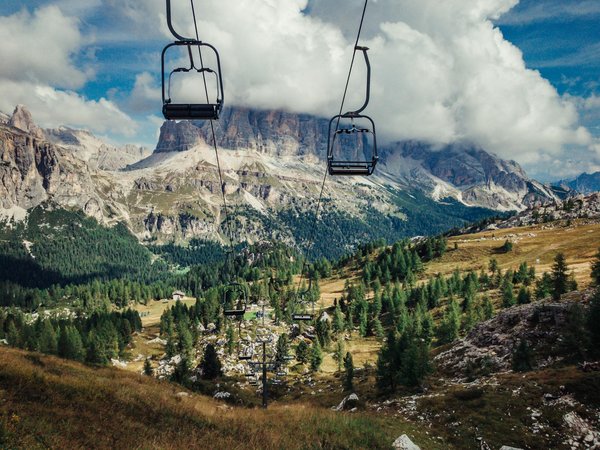 Comment trouver une location de vacances en Provence avec des ateliers de tissage et des balades à cheval?